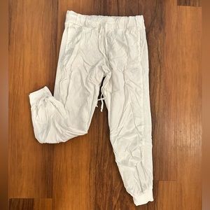 White jogger capris